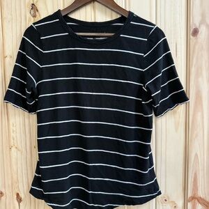 Banana Republic Malibu tee, woman 

BUNDLE PURCHASE MORE & SAVE ON SHIPPING!